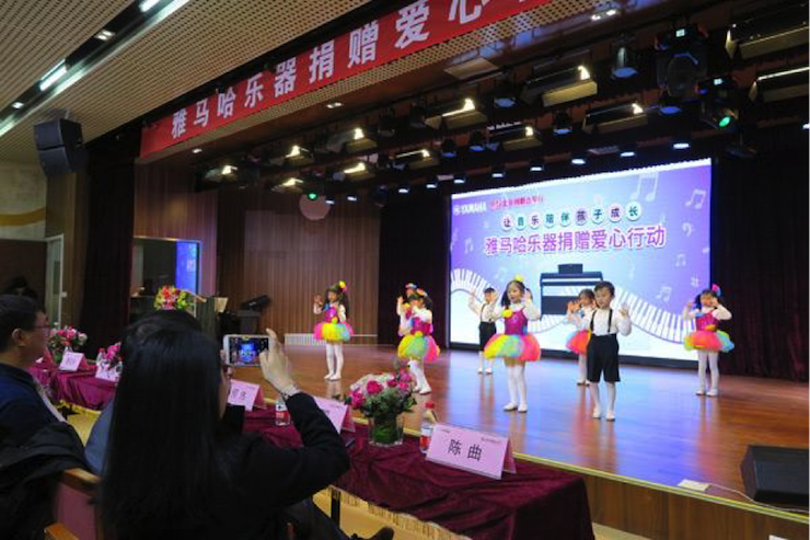 音乐之声暖寒冬 AG旗舰厅乐器捐赠爱心行动走进中国儿童中心艺术宫